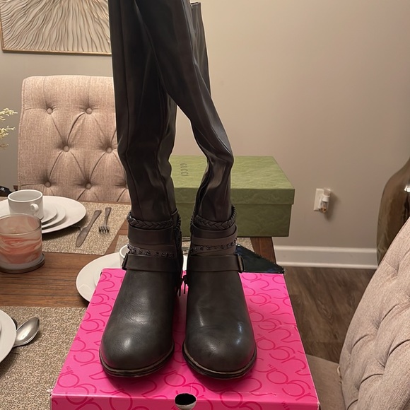 Boots like new comes with box - Picture 4 of 5